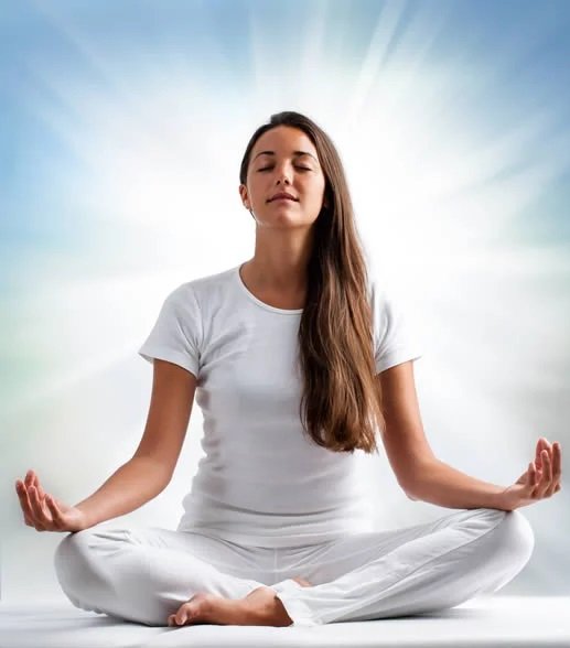Mujer meditando con un aura blanca